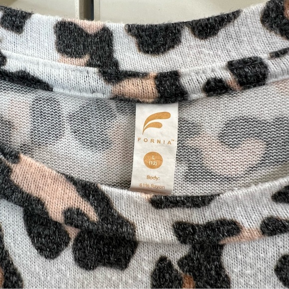 Fornia Girls Long-sleeve Knit Shirt in Leopard, Size L (12) - Picture 5 of 7